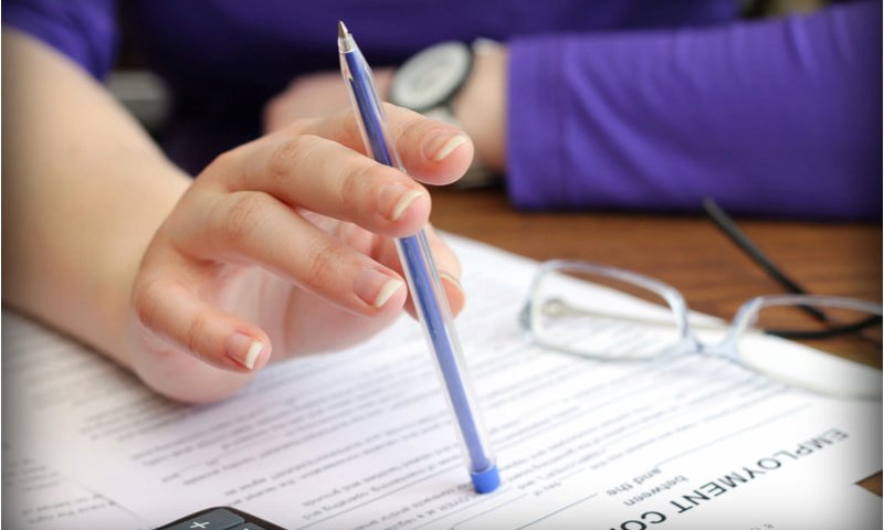 Non-compete clause unenforceable due to short notice period during probation